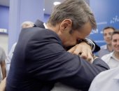 رئيس وزراء اليونان يودع نجله بالأحضان والدموع قبل التحاقه بالخدمة العسكرية