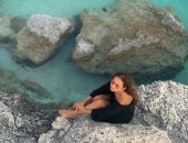 نيللى كريم تتألق فى جلسة تصوير جديدة على البحر