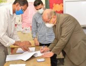 رئيس جامعة أسيوط ونائبه يدليان بصوتهما فى جولة الإعادة بانتخابات الشيوخ .. صور