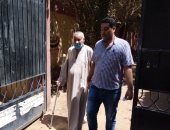 مسن يدلي بصوته في جولة الإعادة بانتخابات الشيوخ في قنا بالعكاز.. صور