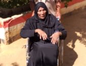 "فرحانة" تدلى بصوتها فى انتخابات الشيوخ بأسيوط على كرسى متحرك
