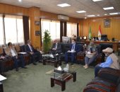 محافظ الإسماعيلية والأمين المساعد لجامعة الدول العربية يتابعان انتخابات الشيوخ.. فيديو وصور