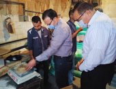 محافظ الشرقية يفاجئ مخابز قرية كفر العزازى للتأكد من وزن وجودة الخبز.. صور