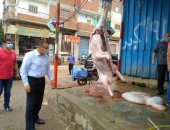 محافظ الشرقية يضبط جزارا مخالفا لقرار الذبح بالمجازر بقرية كفر العزازى.. صور