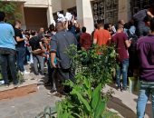 خوفا من كورونا.. شكوى من التزاحم الشديد أثناء سحب ملفات التخرج بجامعة حلوان