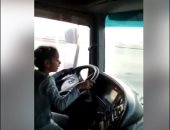 تداول مقطع لطفلة تقود سيارة نقل على أحد الطرق السريعة.. فيديو وصور