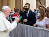 صور.. البابا فرنسيس يلتقى رعيته بالفاتيكان بدون كمامة 