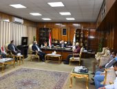 محافظ قنا يناقش متطلبات الأندية الرياضية بالمحافظة