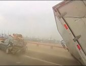 سائق صينى ينجو من الموت بعد اصطدام سيارته بشاحنة.. فيديو وصور