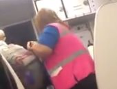 فيديو.. شركة طيران تطرد مسافر من الطائرة بسبب طلبه من مضيفة ارتداء كمامة