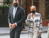 جينيفر لوبيز تودع الصيف مبكراً بإطلالات ما بين الشال والجينز ..صور