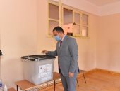 نائب رئيس جامعة أسيوط يدلى بصوته فى جولة الإعادة بانتخابات الشيوخ.. صور وفيديو