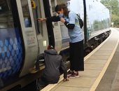 بريطانية تنزل أسفل القطار لالتقاط أشياء سقطت منها.. فيديو وصور