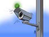 كاريكاتير صحيفة إماراتية.. كورونا يهرب من كاميرات المراقبة 