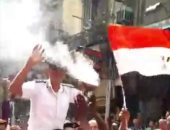 بائعو المنشية بالإسكندرية يكذبون "الجزيرة" للمرة الثانية ..حملوا ضباط المرافق على الأعناق وهتفوا : "تحيا مصر".. فيديو