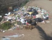 سكان قرية ميت فارس يشكون من انتشار القمامة بجوار كوبرى الوسطانى