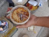 إعدام أغذية وعصائر ومشروبات فاسدة خلال حملة تموينية بشمال سيناء.. صور