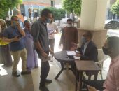 توافد المواطنين لسداد جدية التصالح فى مخالفات البناء بالمنيا.. صور