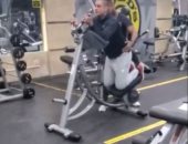 أحمد الفيشاوى يستعرض لياقته البدنية بتدريبات شاقة فى الجيم.. فيديو