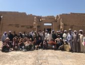 خالد العنانى يلتقط صورة تذكارية مع الخفراء والسائحين فى معبد الكرنك