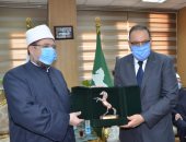 محافظ الشرقية يهدى وزير الأوقاف درع المحافظة تقديرا لجهوده الدعوية والوطنية
