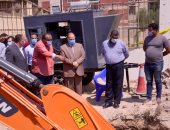 محافظ أسيوط يتفقد كسر خط الطرد القديم بالوليدية ويوجه بتغييره بخط بديل.. صور