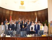 مجلس جامعة الإسكندرية يضع خطة الدراسة بنظام "التعليم الهجين".. صور