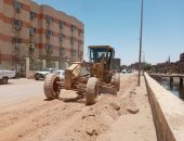 محافظ أسوان يعلن إعادة رصف طريق العلاقى و151 مليون جنيه لتطوير الطرق الرئيسية
