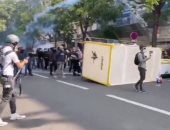 اشتباكات عنيفة بين محتجين والشرطة الفرنسية في العاصمة باريس.. فيديو وصور