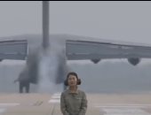 طائرة نقل صينية تمر فوق رأس مذيعة بصورة مخيفة.. اعرف السر وراء الفيديو