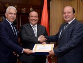 رئيس جامعة طنطا ونائبه يكرمان نادر المليجى لفوزه بجائزة التميز فى الأداء الجامعى