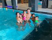 كريستيانو رونالدو يستغل الراحة قبل انطلاق الكالتشيو بالسباحة مع صديقته وأطفاله