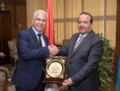 نائب رئيس جامعة طنطا يكرم الدكتور مجدى سبع لبلوغه السن القانونية