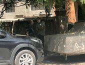 عمرو الجناينى وفضل ونجوم الزمالك ينتظرون تشييع جثمان عزمى مجاهد.. صور وفيديو