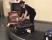 مضيفة تعقم حقائب المسافرين أثناء التفتيش بإحدى مطارات اليابان.. فيديو