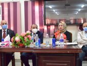 رئيس جامعة بنى سويف يناقش زيادة الإهتمام بالبحث العلمى وتنمية الموارد الذاتية