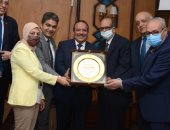 مجلس كلية الطب يكرم رئيس جامعة طنطا تقديرًا لجهوده 