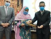 سيدة القطار: "الكمسارى أخطأ ولكنه رب أسرة وسعيدة بتكريم الدولة" .. فيديو وصور