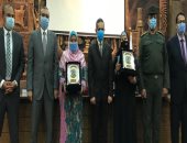 محافظ الغربية يكرم سيدة القطار ويشيد بدورها المشرف بواقعة الكمسارى والمجند .. فيديو