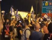 إسرائيليون يغلقون مدخل مطار بن جوريون لمنع نتنياهو من السفر لواشنطن .. فيديو