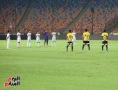 دقيقة حداد وشارة سوداء على روح الراحل عزمى مجاهد فى لقاء الزمالك.. فيديو