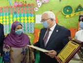 فيديو وصور.. نائب وزير التعليم يكرم سيدة القطار أمام زملائها بالمدرسة
