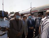 وزير النقل  يصل محطة السكة الحديد بالمنيا ويتفقد محور سمالوط