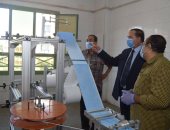 رئيس جامعة سوهاج يفتتح منفذ بيع الكمامات بسعر التكلفة للوقاية من كورونا