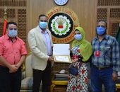 محافظ الدقهلية يكرم الطالبة الأولى على الجمهورية بالدبلوم الفنى الصناعى