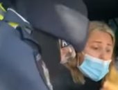 شرطى استرالى يتعدى على سيدة عند نقطة تفتيش بسبب كورونا.. فيديو