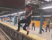 شاب يقفز من رصيف محطة إلى آخر للحاق بقطار في نيويورك.. فيديو