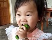 شاهد رد فعل طفلة صينية تناولت الفلفل الحار لأول مرة
