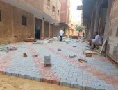 محافظة الجيزة تستكمل رصف شوارع حى الهرم غير المخططة.. صور