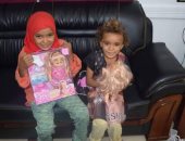 محافظ المنيا يستقبل طفلتين بلا مأوى ويأمر بتوفير الرعاية لهما.. صور
